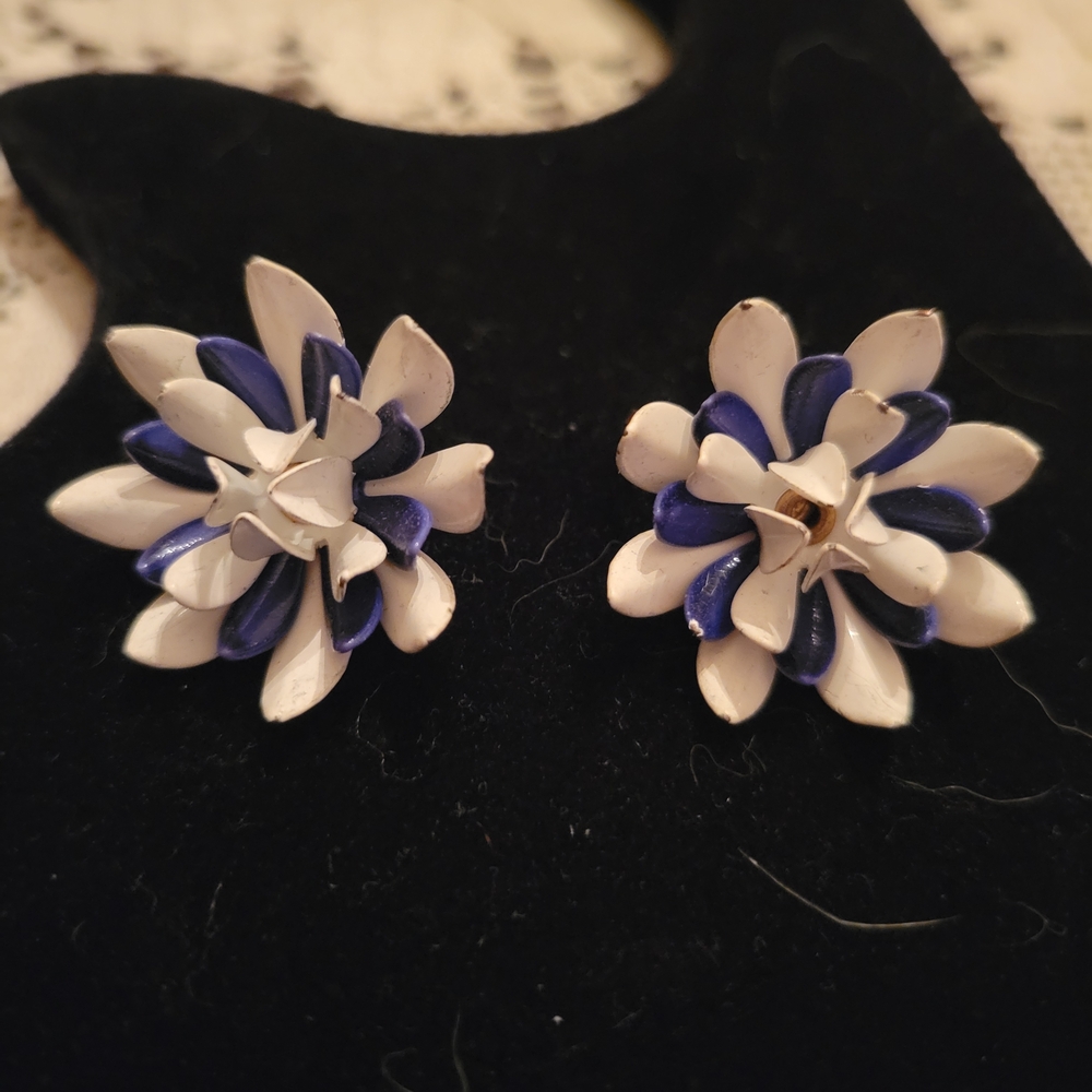 EBlue and White Floral Earrings